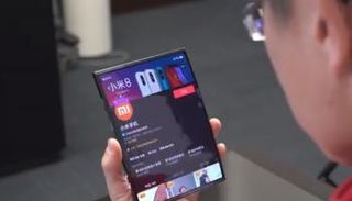 رئيس شركة شاومي يحمل هاتفها القابل للطي 