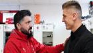 جاتوزو يشبه مهاجمه الجديد بالرجل الآلي