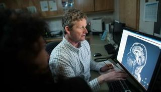  الباحث الرئيسي بالدراسة