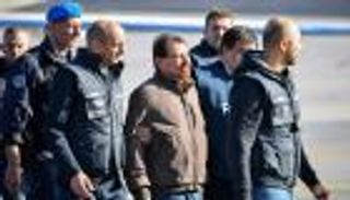 كتاب روايات بوليسية فرنسيون يطالبون بالعفو عن مجرم حرب إيطالي