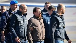 تشيزاري باتيستي برفقة الشرطة الإيطالية