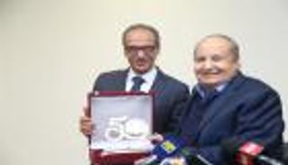 بالصور.. تكريم وحيد حامد في معرض القاهرة للكتاب بدرع اليوبيل الذهبي