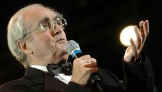 المؤلف الموسيقي ميشال لوجران خلال مهرجان دولي للموسيقى بفرنسا