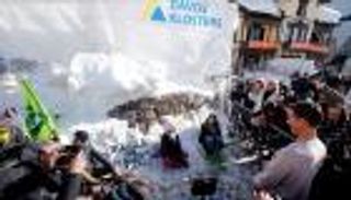 بالصور.. دعوة لتغيب الأطفال عن المدارس لحماية البيئة