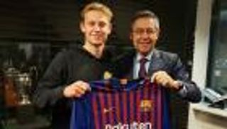 صفقة دي يونج تدفع برشلونة لمذبحة ثلاثية