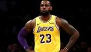 ليبرون جيمس يعود لتدريبات ليكرز بعد غياب شهر