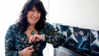 مؤلفة سلسلة "فيفتي شيدز أوف جراي" تعود برواية مثيرة