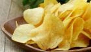 الشيبسي قد يعرض طفلك لـ10 أمراض.. أخطرها السرطان