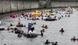 بالصور.. سباحون يتنافسون في مياه الدانوب المتجمدة  