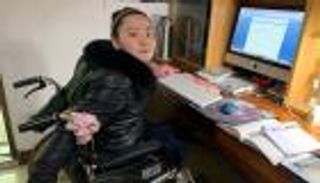 بالصور.. صينية من ذوات الهمم تستخدم شفتيها في الكتابة.. أصبحت روائية 