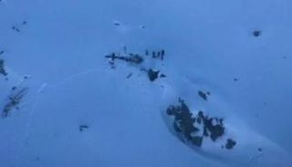 حطام الطائرتين المصطدمتين