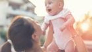 6 عادات خاطئة تؤذي طفلك.. أبرزها القبلات والأحضان