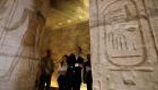 ماكرون وزوجته في حضرة رمسيس الثاني ونفرتاري 