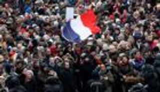 بالصور.. "الأوشحة الحمراء" تتظاهر ضد "السترات الصفراء" بباريس