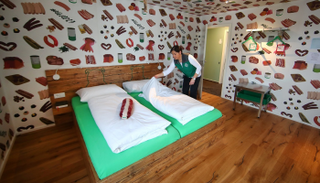 محتويات غرف الفندق على هيئة نقانق