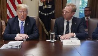 وزير الدفاع الأمريكي بالوكالة باتريك شاناهان بجوار دونالد ترامب 