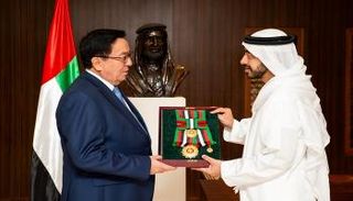 الشيخ عبدالله بن زايد آل نهيان يسلم سفير كازاخستان الوسام