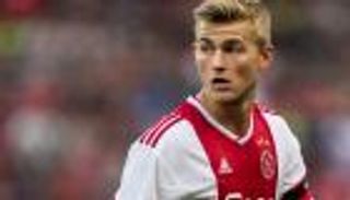 برشلونة ينفي اقترابه من ضم دي ليخت