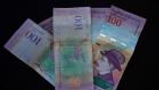 فنزويلا تخفض سعر عملتها 35% ليتساوى مع السوق السوداء