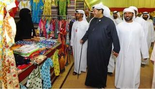 الشيخ الدكتور سعيد بن طحنون آل نهيان يتجول بالمهرجان