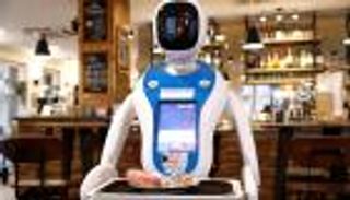 بالصور.. روبوتات تقدم الطعام وتلقي النكات وتراقص الزبائن