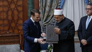 شيخ الأزهر يقدم هدية تذكارية للرئيس الفرنسي 