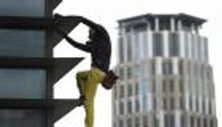 الشرطة تعتقل "الرجل العنكبوت".. تسلق أعلى ناطحات الفلبين في ساعتين