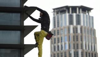 آلان روبير يتسلق برج "جي تي تاور" في مانيلا