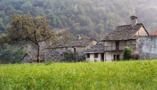 بلدة لوكانا تكافئ المهاجرين إليها