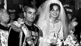 شاه إيران رضا بهلوي يعقد قرانه على طالبة العمارة فرح ديبا