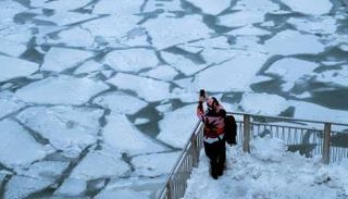 أمريكية تلتقط صورا لمياه نهر شيكاغو المتجمدة 