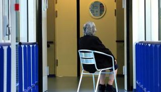 امرأة مصابة بمرض ألزهايمر في مركز استشفائي بفرنسا