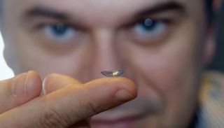 الطبيب خورخي اليو سانز يعرض عدسته المبتكرة