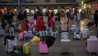 مجموعة من التلاميذ يحملون حقائب ملوّنة