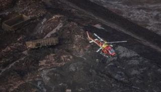 طائرة تبحث عن ضحايا في موقع انهيار سد