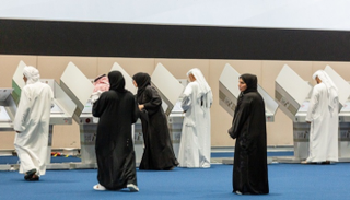 توافد الناخبين والناخبات للتصويت المبكر في انتخابات
