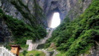 "بوابة السماء" في الصين.. سحر وأساطير وسلم من 999 درجة