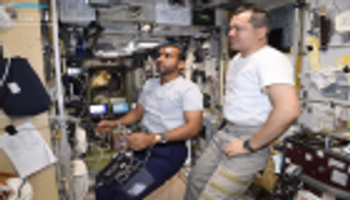 هزاع المنصوري يجري أول تجاربه في كيمياء الأحياء على المحطة الدولية