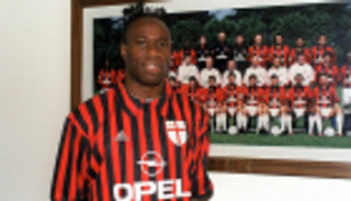 بعد 19 عاما من الصمت.. النيجيري تاريبو يلوم المافيا على رحيله عن ميلان