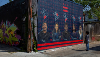 الرسم الجداري يتضمن وجوه 5 مراهقين قُتلوا بالرصاص