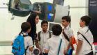 طلاب يشاركون المنصوري التحكم بالروبوت Int-Ball على محطة الفضاء الدولية