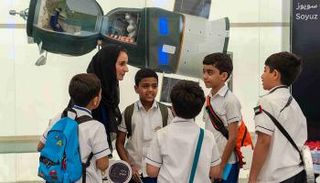 طلاب يشاركون المنصوري التحكم بالروبوت على محطة الفضاء الدولية