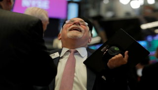 المتداول بيتر توكمان في بورصة نيويورك - رويترز