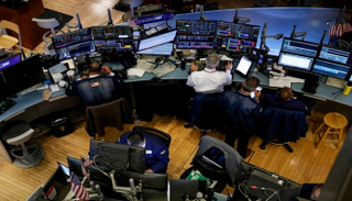 متعاملون أثناء التداول في بورصة نيويورك- رويترز