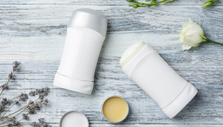 مزيلات العرق تواجه اتهامات بالتسبب في سرطان الثدي