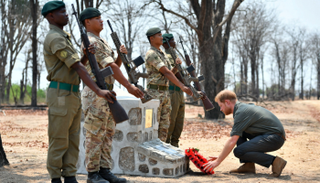 الأمير هاري يضع باقة زهور عند النصب التذكاري للجندي البريطاني ماثيو تالبوت