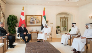 الشيخ محمد بن زايد آل نهيان خلال لقائه توبو السادس ملك تونغا