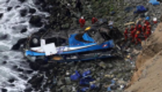 مصرع 17 وإصابة 30 إثر سقوط حافلة بوادٍ في بيرو