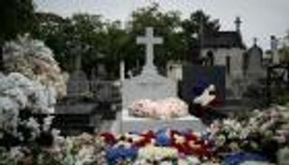 شوارع وميادين باسم شيراك والفرنسيون يضعون الزهور على قبره