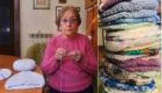 إيطالية في الـ90 تحيك قبعات لتدفئة أطفال العالم